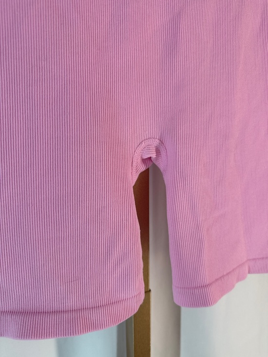Hollister Gilly Hicks Seamless Mid Rise Ribbed 6 inch Biker Shorts - XS - Pink - Picture 4 of 9